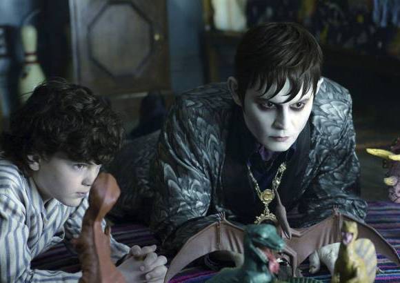 AP - Warner Bros mostr&#243; dos im&#225;genes de la pel&#237;cula Sombras tenebrosas dirigida por Tim Burton y protagonizada por Johnny Depp.