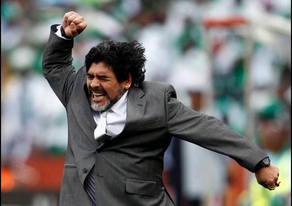 Reuters - La celebración de Maradona ante el gol de Heinze.
