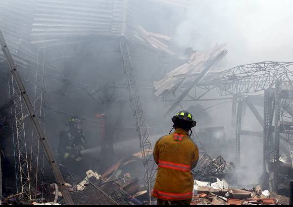 Foto Jaime P&#233;rez - Las autoridades investigan las causas del incendio.