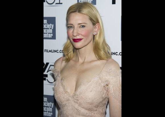 AP - Cate Blanchett visti&#243; de neutros y se maquill&#243; para dejar todo el impacto a su labios.