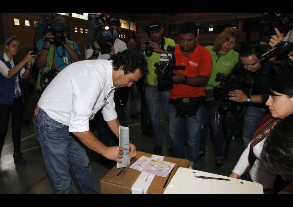 Agencias - El Gobernador de Antioquia, Sergio Fajardo, vot&#243; en Medell&#237;n en las instalaciones de la Instituci&#243;n Educativa Inem.