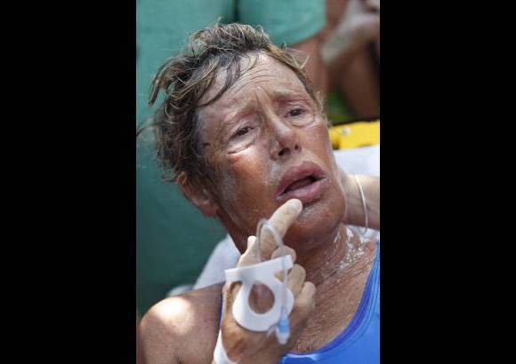 REUTERS - Al tocar tierra fue colocada en una camilla y atendida por equipos m&#233;dicos, que le insertaron suero intravenoso. Ten&#237;a los labios hinchados.