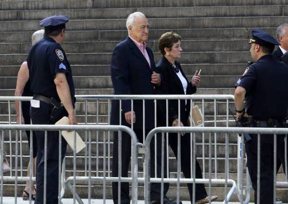 AP - El actor Jerry Adler, Herman Hesh Rabkin en Los Sopranos llega al funeral de James Gandolfini.