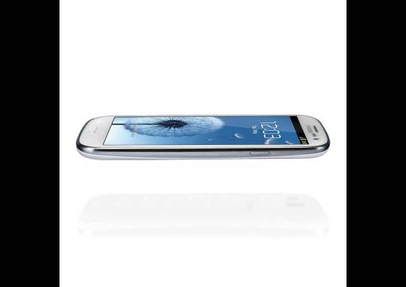 Cortes&#237;a - La pantalla es de 4.8 pulgadas de alta definici&#243;n y la c&#225;mara principal es de ocho mega pixeles, con la posibilidad de tomar ocho fotograf&#237;as en r&#225;faga.