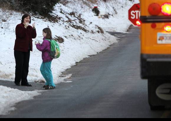 Reuters - Cientos de menores que escaparon el mes pasado a un terrible ataque en una escuela primaria en Newtown, Connecticut, han vuelto a sus aulas por primera vez desde que un hombre armado mató a 20 de sus compañeros y a seis miembros del plantel.