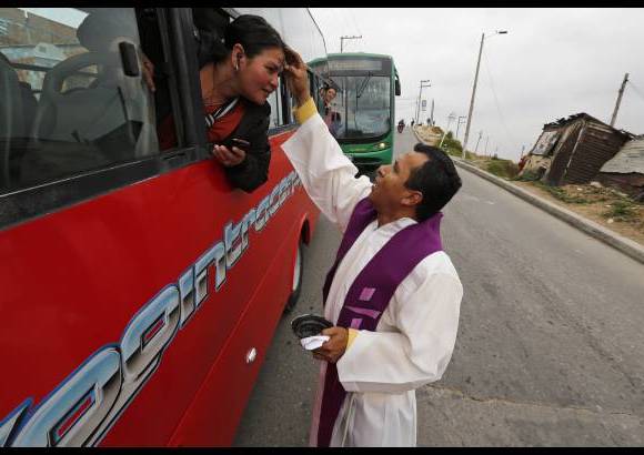 AP - Esta semana se celebr&#243; para los cat&#243;licos el mi&#233;rcoles de ceniza. Esta escena se vivi&#243; en Bogot&#225;.