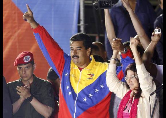 Reuters - Maduro, candidato del chavismo tras la muerte, el pasado 5 de marzo, de Chávez, logró 7.505.338 votos, el 50,66 %, y superó por 234.935 votos al candidato de la oposición, Henrique Capriles, que obtuvo 7.270.403 (49,07%), según informó el Consejo Nacional Electoral (CNE) con el 99,12% de los votos escrutados.