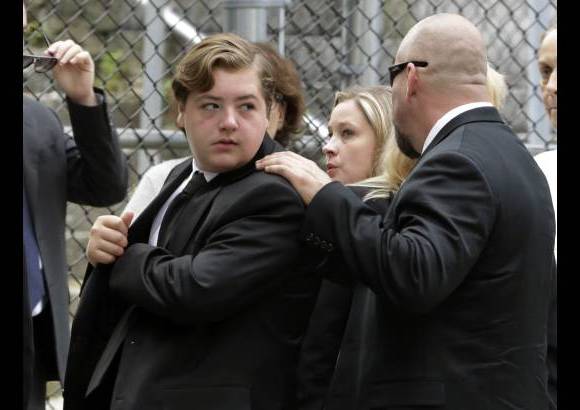 AP - El hijo de James Gandolfini, Michael, recibe las condolencias de familiares y amigos.