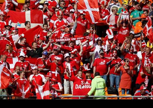 Reuters - Dinamarca tambi&#233;n cont&#243; con gran apoyo desde la tribuna.