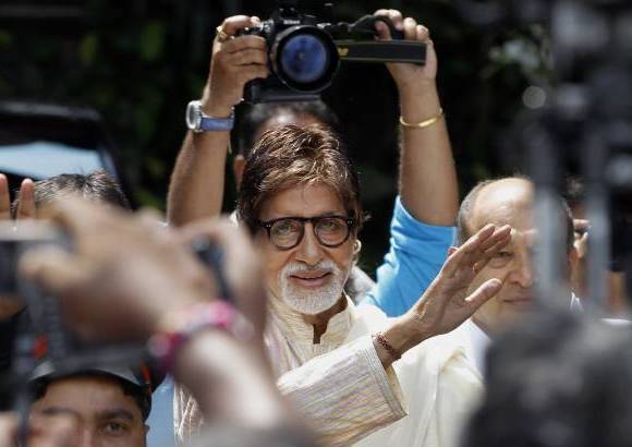 AP - El actor de Bollywood Amitabh Bachchan sonrie ante sus fan&#225;ticos fuera de su residencia en su cumplea&#241;os n&#250;mero 71 celebrado en Mumbai, India.