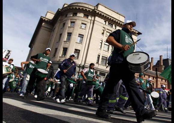 Reuters - Las terminales de autobuses se colmaron de pasajeros indignados por la interrupción del metro y las autopistas de acceso a la capital se congestionaron a causa de una mayor afluencia de automovilistas.