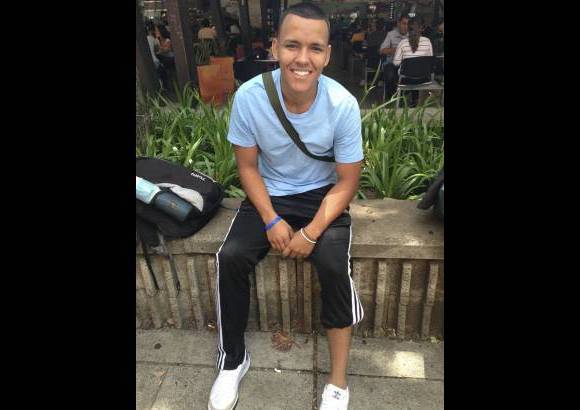 Catalina Hernández Osorio - Santiago González, estudiante de Eafit. "La gente es muy indiferente, por eso vine así a la universidad".