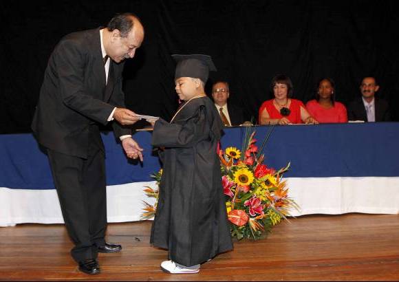 Foto Hernán Vanegas - De manos del rector Carlos Jaime Mazo, el bachiller Brayan recibió su diploma.