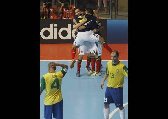 Foto Reuters - El empate transitorio puso a so&#241;ar a los cafeteros con lograr la haza&#241;a.