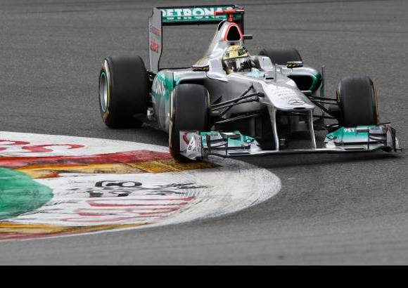 Reuters - Una impresionante y espectacular remontada protagoniz&#243; el alem&#225;n Michael Schumacher (Mercedes), acab&#243; quinto despu&#233;s de haber salida &#250;ltimo en la parrilla.