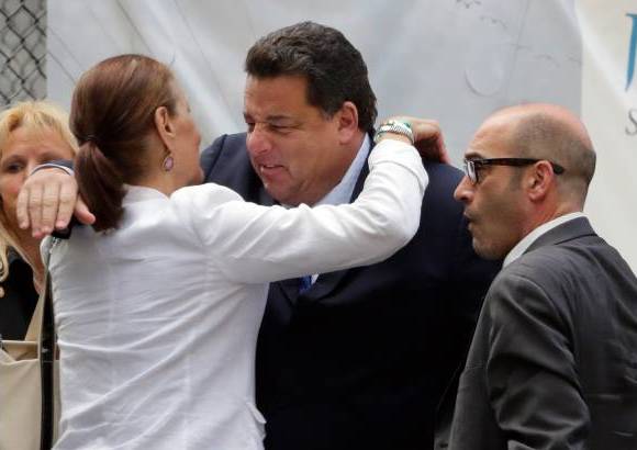 AP - Los actores Steve Schirripa en el centro y John Ventimiglia a la derecha, muy conmovidos en el funeral de James Gandolfini.