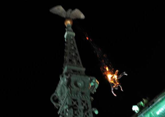 AP - La categor&#237;a Spot News Singles fue para Peter Lakatos, de Hungr&#237;a, que muestra un salto suicida, en Budapest, Hungr&#237;a.