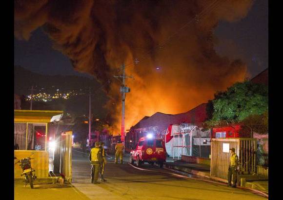 Edwin Bustamante - El incendio fue causado por un globo que cay&#243; sobre las bodegas de AKT.