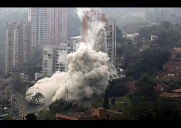 Manuel Saldarriaga - Siete segundos se demor&#243; la torre 5 en caer.