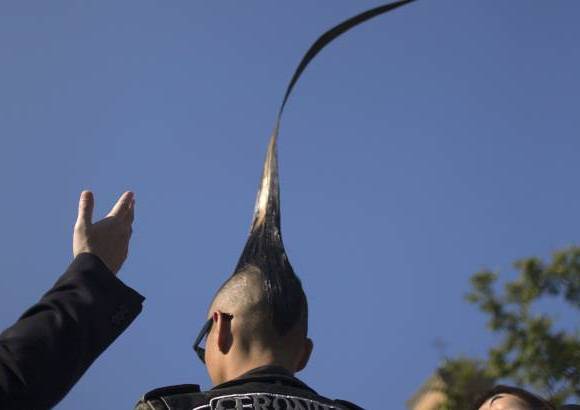 Reuters - Adem&#225;s, afirm&#243; que los estilistas emplean una lata de gel y tres de aerosol para el cabello.