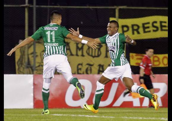 Reuters - El elenco antioqueño controló el juego con una línea muy segura de tres defensores en el fondo: Francisco Nájera, Alexis Henríquez y Diego Peralta.