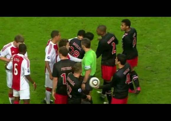 Cortes&#237;a - Esta mordida de Luis Su&#225;rez fue en 2010 a Bakkal en el partido del Ajax contra el PSV.