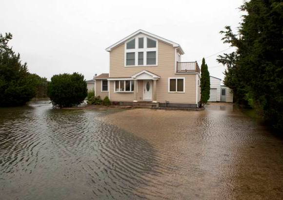 Reuters - Miles de personas tuvieron que ser evacuadas por el Servicio de Bomberos ante la llegada de Irene.