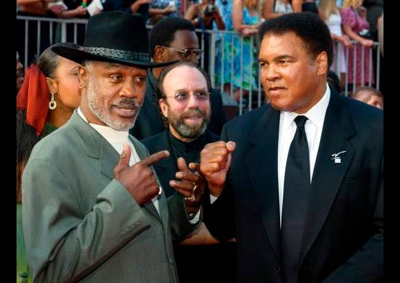 Reuters - Joe Frazier, que le propin&#243; a Muhammad Ali su primera derrota pero que siempre tuvo que estar a su sombra, falleci&#243; v&#237;ctima de un c&#225;ncer en el h&#237;gado. Ten&#237;a 67 a&#241;os.