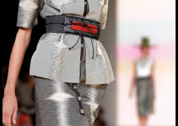 AP - Carolina Herrera optó por accesorios vanguardistas y telas con brillo.