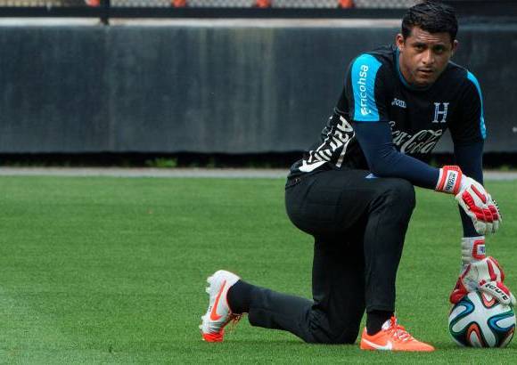 FOTO AFP - Noel Valladares, guardameta hondure&#241;o de 37 a&#241;os, es uno de los tres convocados en esa posici&#243;n por el t&#233;cnico colombiano Luis Fernando Su&#225;rez.