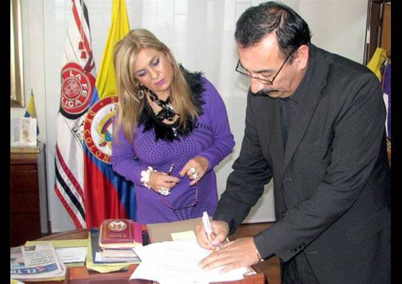 - Zaida Barrero, Es abogada de la Universidad Santo Tomás, con especialización en Derecho Público y Económico de la Universidad Sergio Arboleda. En la Alcaldía Mayor de Bogotá se desempeñó como Inspectora 16 de Policía y Secretaria General de Alcaldías Menores de Usaquén, Teusaquillo y Chapinero.