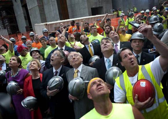 Reuters - Silverstein, acompa&#241;ado de pol&#237;ticos como el republicano Peter King y casi un centenar de trabajadores que participaron en la construcci&#243;n del edificio, inscribieron este lunes sus nombres sobre la &#250;ltima viga de la torre, que tambi&#233;n fue firmada por el presidente, Barack Obama, en su &#250;ltima visita a la antes conocida como &quot;zona cero&quot; de Nueva York.