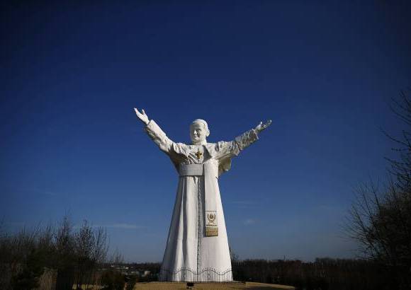 Reuters - Monumento al Papa Juan Pablo II en Czestochowa, sur de Polonia. Este domingo ser&#225; su canonizaci&#243;n en Roma.