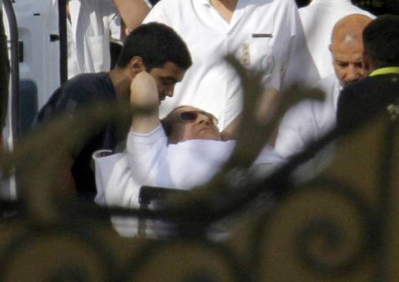 AP - Los m&#233;dicos escoltan al ex presidente egipcio Hosni Mubarak, de 85 a&#241;os, en su traslado en un helic&#243;ptero ambulancia al Hospital Militar Maadi de la prisi&#243;n de Tora en El Cairo.