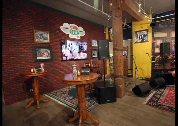 AFP - En el lugar habr&#225; trivias sobre la serie, as&#237; como las desafinadas canciones que all&#237; cantaba Phoebe, incluyendo Smelly Cat y un escenario que simula en el que ella cantaba.