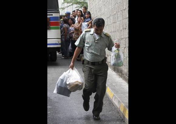 R&#243;binson S&#225;enz - La Polic&#237;a cumple una labor c&#237;vica al estar entrando y saliendo para llevarles la comida a los reclusos api&#241;ados en el s&#243;tano.