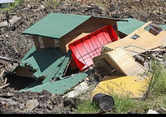 Juan Fernando Cano - Adem&#225;s de las seis casas de la parcelaci&#243;n La Aldea destruidas, otras cinco est&#225;n en riesgo de colapsar a&#241;adi&#243; el capit&#225;n de Bomberos.