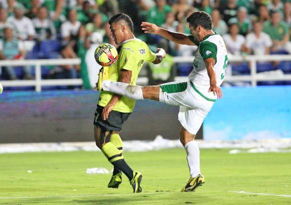Juan Antonio S&#225;nchez - Andr&#233;s P&#233;rez fue uno de los jugadores que m&#225;s recurri&#243; a la pierna fuerte para detener el juego de Nacional.
