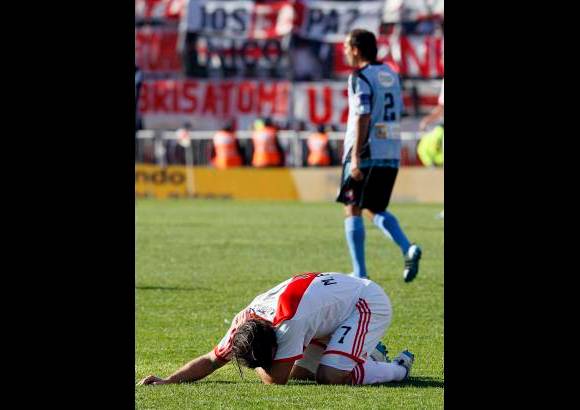 AP - Más de 50.000 fanáticos velaron en vivo en su propio estadio Monumental a River.