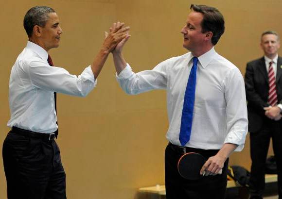 Reuters - Obama y Cameron se divirtieron jugando tenis de mesa y compartieron con los escolares.
