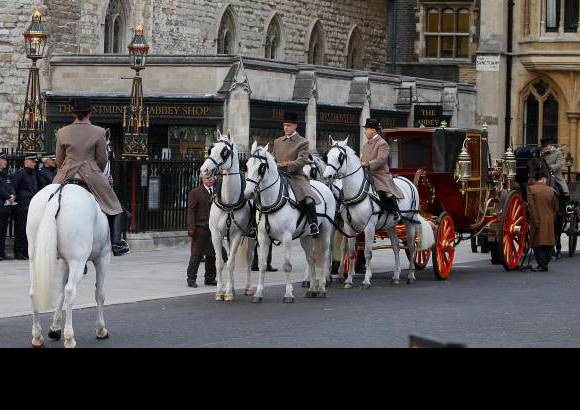 AP - Los militares, vestidos con sus uniformes de gala, recorrieron el Mall, cruzaron el arco de la Guardia de Caballería y pasaron frente a los edificios de Whitehall -sede del Gobierno.