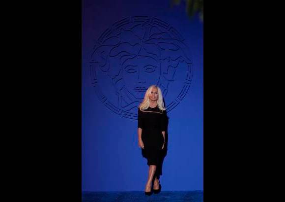 AP - Detr&#225;s de la nueva colecci&#243;n de Versace estuvo como siempre Donatella.