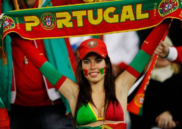 AP - Mucha belleza en territorio sudafricano apoyando a los distintos seleccionados.