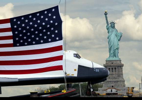 Reuters - Durante la traves&#237;a por el r&#237;o, el legendario transbordador pas&#243; por delante de la Estatua de la Libertad, uno de los iconos de Nueva York, y frente al World Trade Center, donde contin&#250;an las obras de construcci&#243;n de los rascacielos que sustituir&#225;n a las Torres Gemelas en la silueta de Manhattan.