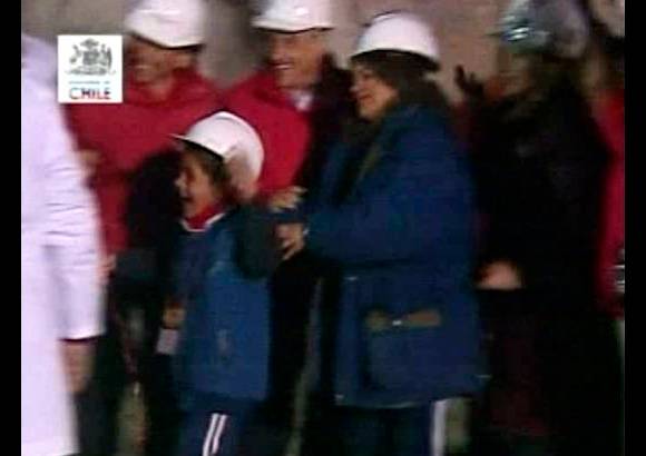 AP - &#193;valos fue recibido en la superficie por sus compa&#241;eros, por el presidente chileno y varios miembros del gobierno, y tambi&#233;n lo esperaban ansiosos su esposa, M&#243;nica Araya, su padre, Alfonso &#193;valos; sus hijos Alex, de 16 a&#241;os, y Byron, de 8, y su t&#237;o Wilsson.
