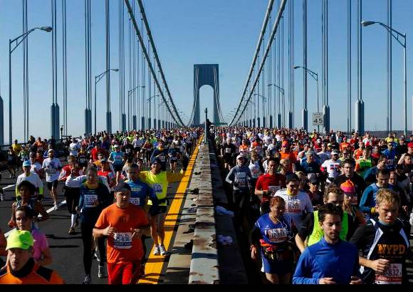 Reuters - El keniano Geofrey Mutai, autor de la mejor marca de la historia en el recorrido descendente de Boston (2h03:02), consiguió este domingo la victoria en el maratón de Nueva York con un nuevo récord de la carrera (2h05:06), seguido de su compatriota Emmanuel Mutai, que entró minuto y medio después.
