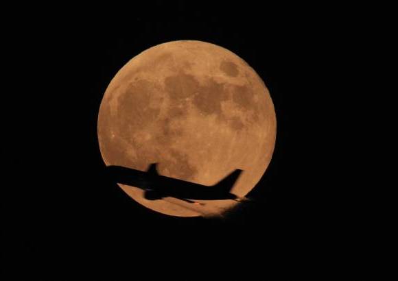 AP - La luna de sangre se vio as&#237; en Pakistan.