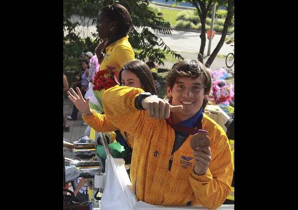 Róbinson Sáenz - Carlos Mario Oquendo, medalla de bronce en BMX, enseñó su presea a todos los paisas.