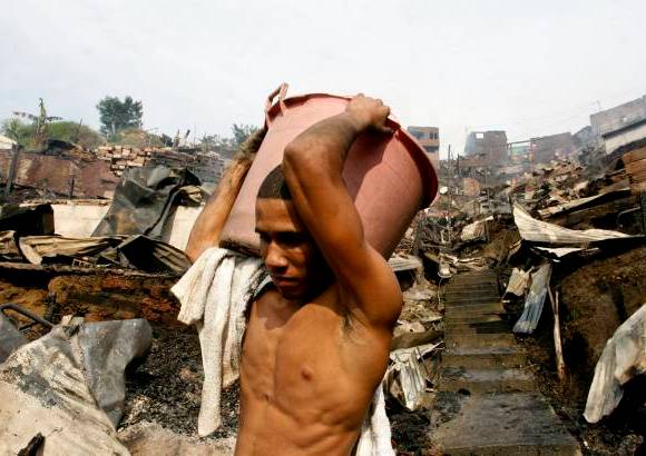 Esteban Vanegas - Con baldes con agua los habitantes del barrio, desesperados, intentaron sofocar las llamas.