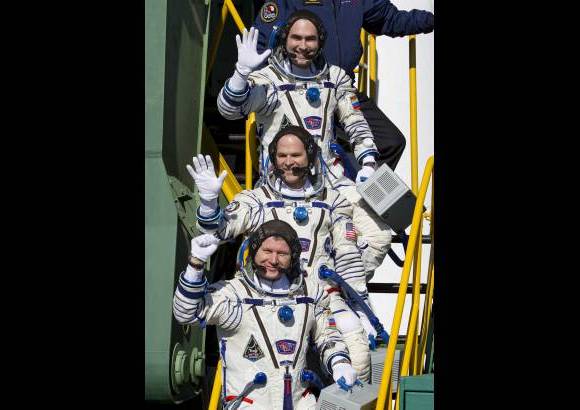 AP - La tripulación de la Soyuz TMA-6M la integran los cosmonautas rusos Oleg Novitski y Oleg Tarelkin y el astronauta estadounidense Kevin Ford, quienes cumplirán una misión de 148 días a bordo de la plataforma orbital.